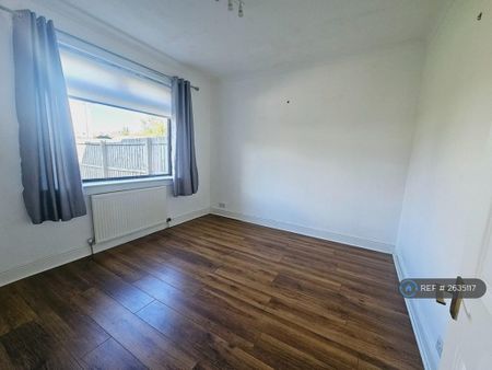 5 bedroom semi-detached house to rent - Photo 4