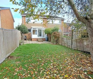3 bedroom semi-detached house to rent - Photo 2