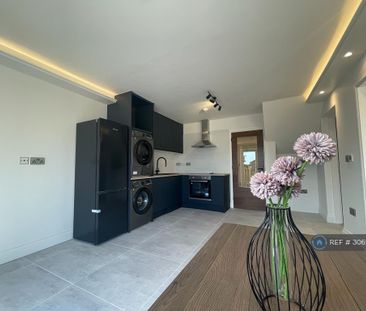 4 bedroom semi-detached house to rent - Photo 4