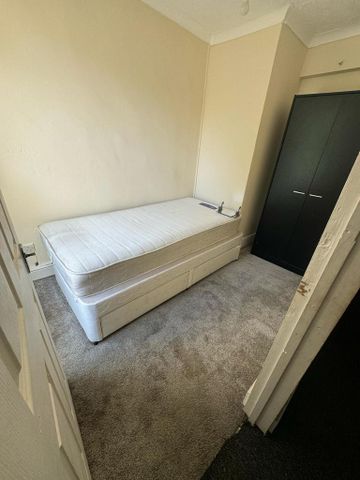 4 bedroom terraced house to rent - Photo 3