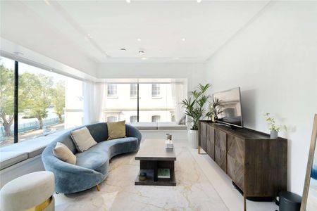 A beautifully appointed 2 bedroom apartment situated on the first floor of this prestigious development, well located for the City and located directly on the River Thames. - Photo 2