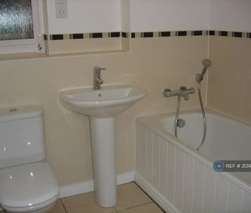 3 bedroom end of terrace house to rent - Photo 2