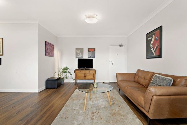 Charming Unit with Lifestyle Convenience in Carlton - Photo 1