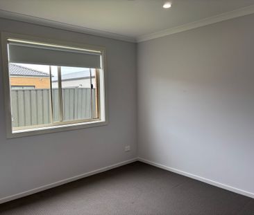 Great Family Living in Roxburgh Park - Photo 5