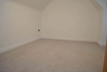 6 bedroom detached house to rent - Photo 2