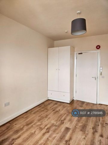 1 bedroom in a flat share to rent - Photo 2