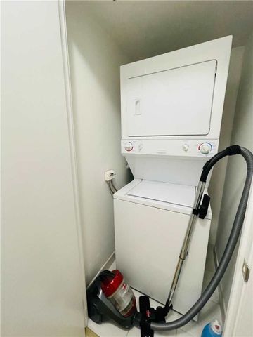 For Lease - 4 Spadina Avenue Unit# 811, Toronto, Ontario - Photo 3