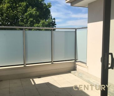 Spacious Townhouse with Private Balcony & Lock-Up Garage - Photo 1