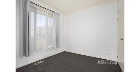 Spacious Modern Home with Courtyard & Double Garage - Photo 3