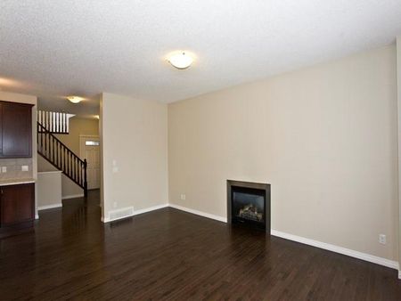 lovely 3 bedroom and 2.5 bath 2 storey home with a WALKOUT bsmt in Kincora! - Photo 2
