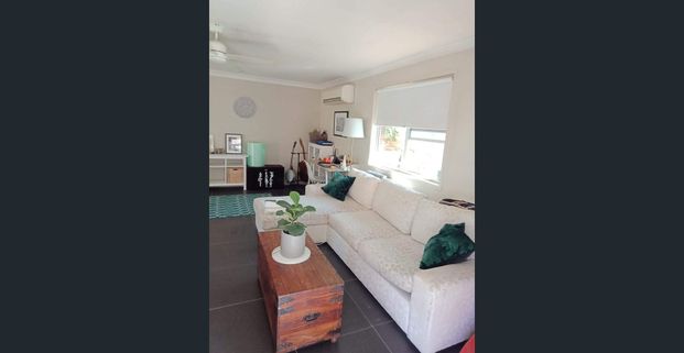 Spacious fully fenced independent granny - Photo 1