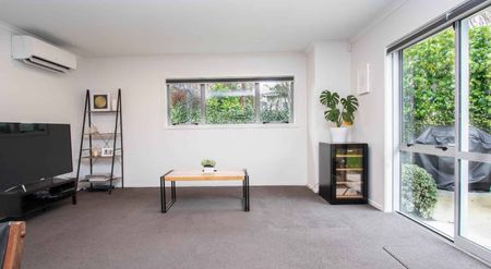 Modern four bedroom townhouse, close to river walks and CBD - Photo 2