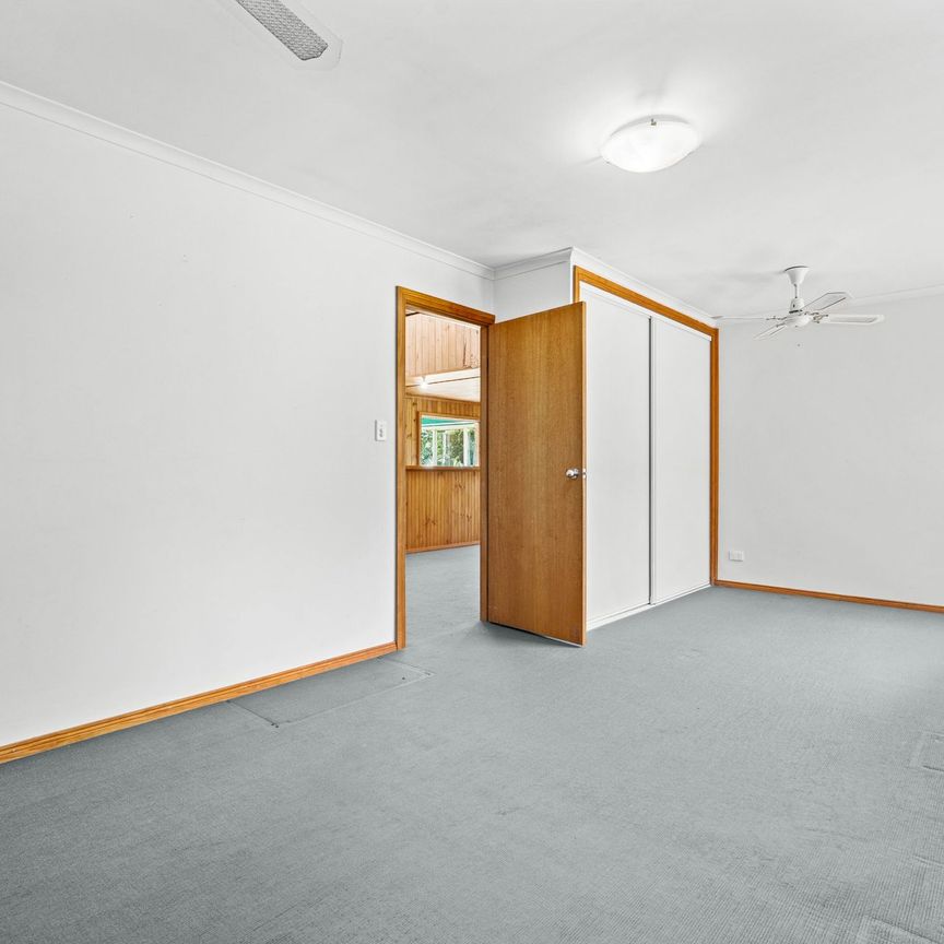 Family beach house quietly set in a sought-after enclave - Photo 1