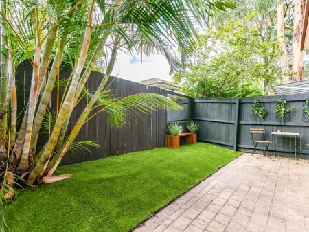 “THE BEST TOWNHOUSE IN BROWNS PLAINS!” - Photo 4