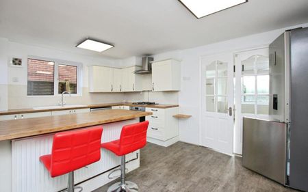 A beautifully renovated 3 bedroom home offered to the market unfurnished and available in February 2026 - Photo 5