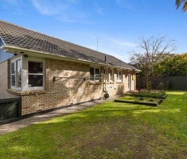 4 Bedroom House in Kawaha Point, Rotorua - Photo 4