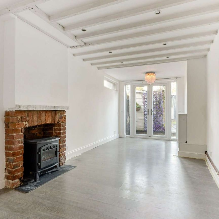 An immaculate two-bedroom cottage located on the Cookham High Street. - Photo 1