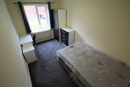 3 Bed Flat, Orchard Lodge, LS6 - Photo 3