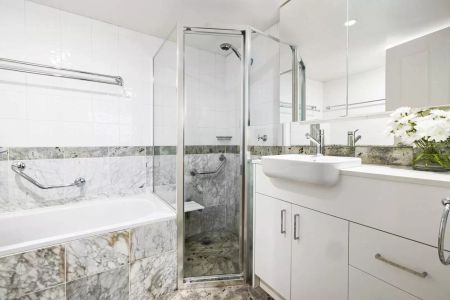 Modern, Sunny & Spacious Apartment in the Heart of Woollahra OVER 55'S COMPLEX - Photo 5