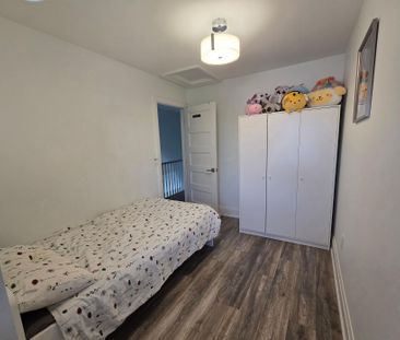 For Lease - 3020 Cedarglen Gate Unit# 33, Mississauga, Ontario - Photo 5