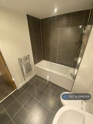 2 bedroom flat to rent - Photo 2