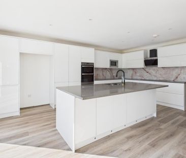 4 bedroom semi-detached house to rent - Photo 4