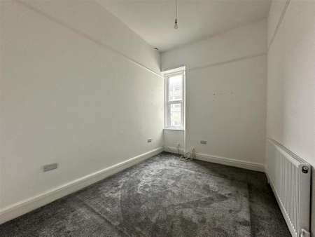 3 bedroom flat to rent - Photo 4