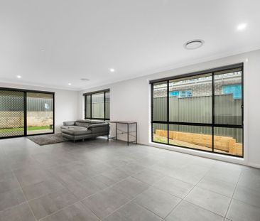 Beautiful 4 Bedroom Home - Convenient Location - Photo 5