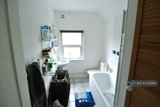 4 bedroom semi-detached house to rent - Photo 1