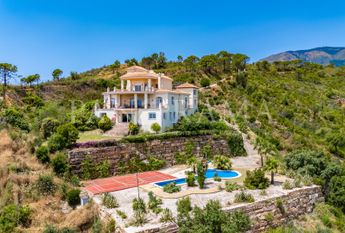 Classic 7-Bedroom Villa on 48,344 m² of Private Land in Forest Hills