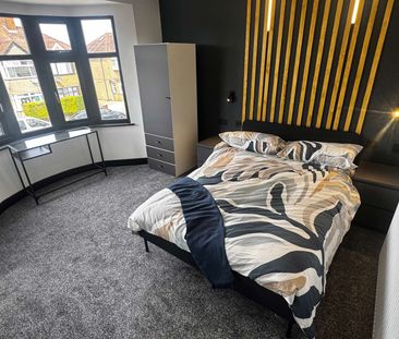 Bishop Ken Road Room 4 - Photo 3