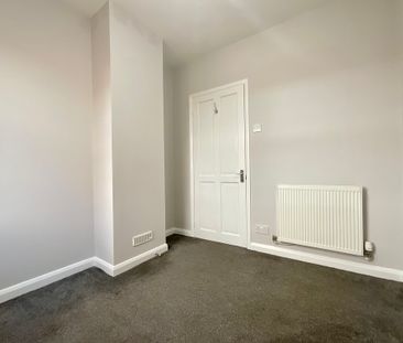 2 bedroom Mid Terraced House to let - Photo 4