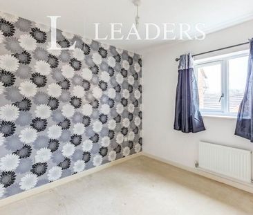 3 bedroom house to rent Olympic Square, Corby, Northamptonshire, NN18 - Photo 3