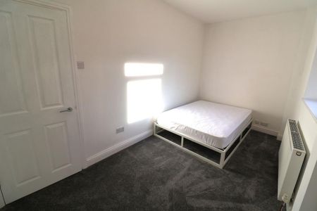 3 bedroom end of terrace house to rent - Photo 4