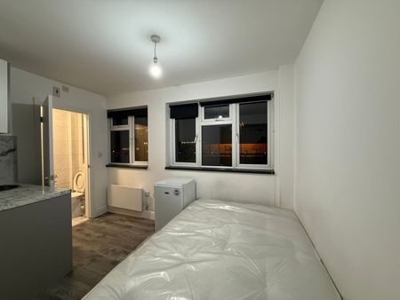 Studio Flat, High Road, IG1 - Photo 2