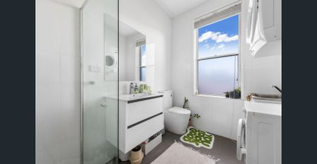 Modern two-bedroom and study area with sunlit interiors - Photo 5