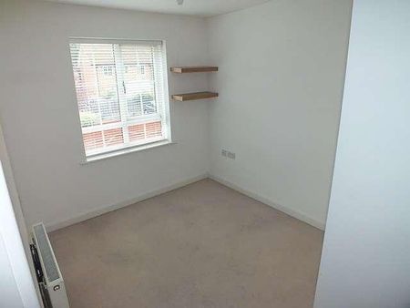 Bedroom Semi-detached House In Farnborough, GU14 - Photo 2