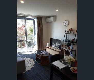 St Kilda Gem - Fully Furnished Modern 2 Bed Apartment with Pool and... - Photo 3