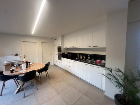 Ruime woning met zonnige tuin in centrum Merkem - Photo 5