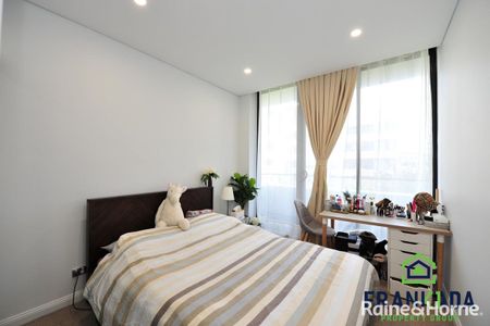 Luxurious fully furnished 3 Bedroom apartment in a vibrant location - Photo 4