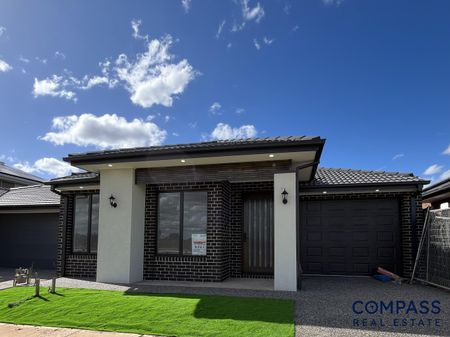 45 Drumchapel Cres, Strathtulloh VIC 3338 - House For Rent | Domain - Photo 5