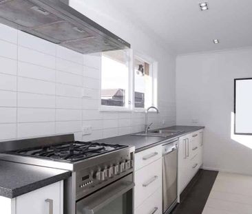 Cosy and sunny two-bedroom unit, tucked away in a quiet, leafy neig... - Photo 2