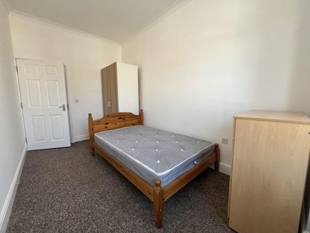 6 bedroom semi-detached house to rent - Photo 3