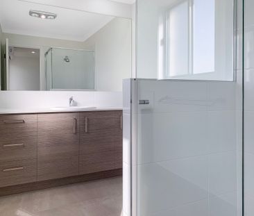 Modern 3 Bedroom Duplex with Private Yard - Photo 3