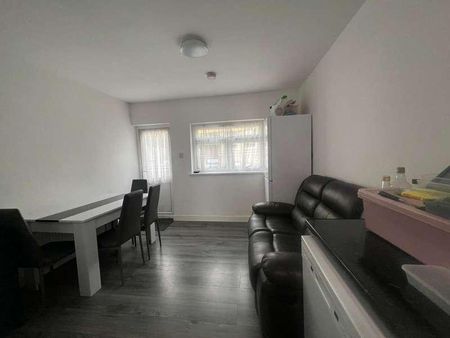 Studley Drive, Ilford, IG4 - Photo 4