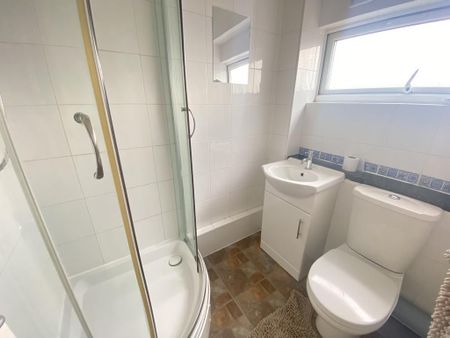 1 bedroom in a house share to rent - Photo 3