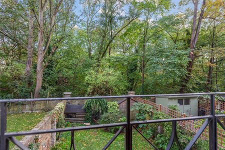 A beautifully appointed raised ground floor flat set in a period house on a well regarded Barnsbury Road. - Photo 3