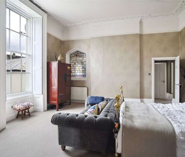 A magnificent raised ground floor apartment, offering space and pre... - Photo 3