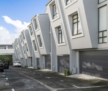 Move-in ready + 2 min walk to Ponsonby Road - Photo 1