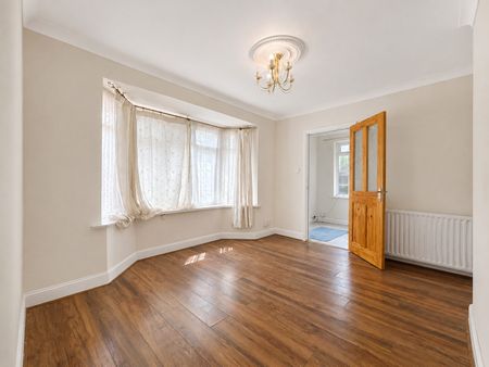 3/4 Bedroom Semi Detached, Whitelands Road, High Wycombe, HP12 3EL - Photo 4